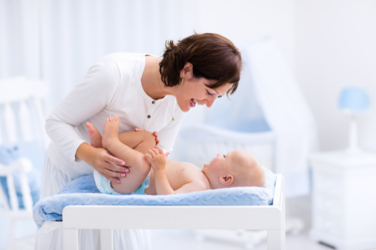 Aseo del recién nacido para madres y padres primerizos - Clínica Atenea